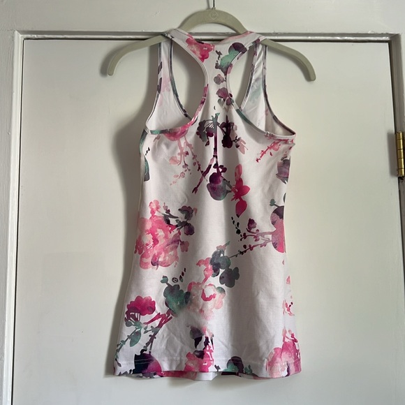 Lululemon sleeves top. - Picture 6 of 9